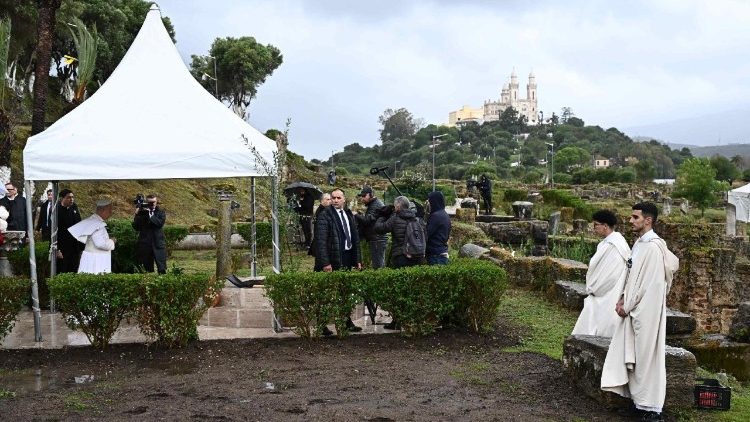 ಜಗದ್ಗುರು ಲಿಯೋರವರು ಅಲ್ಜೀರಿಯಾದ ಅನ್ನಾಬಾದಲ್ಲಿರುವ ಹಿಪ್ಪೋ ಪುರಾತತ್ವ ತಾಣಕ್ಕೆ ಭೇಟಿ ನೀಡಿದರು.