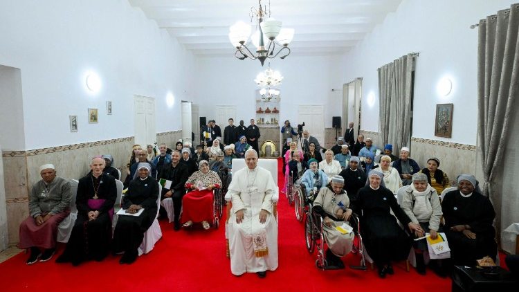 Le&oacute; p&aacute;pa az annabai idősek otthon&aacute;nak lak&oacute;ival &eacute;s gondoz&oacute;ikkal