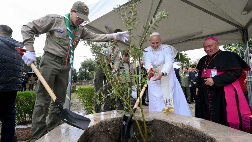 Sázení stromu na místě vykopávek města Hippo Regius, Annaba, Alžírsko, 14. 4. 2026