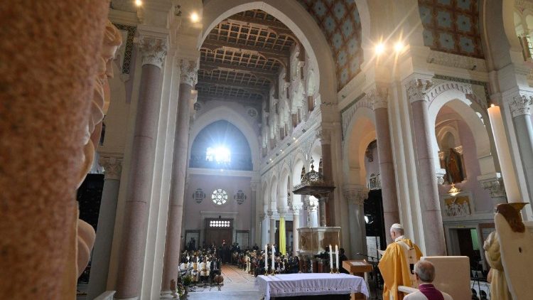 O Papa Le&atilde;o XIV durante a Missa na Bas&iacute;lica de Santo Agostinho em Annaba, na Arg&eacute;lia