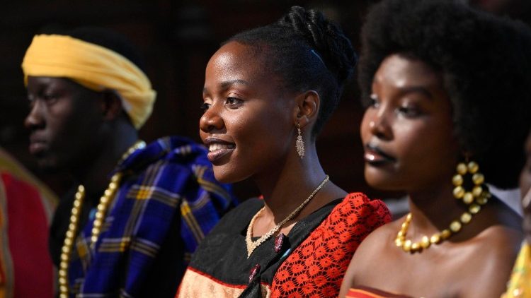 Jovens africanos  na Missa em Annaba