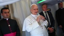 कैमरून के लिए उड़ान भरते समय पत्रकारों से पोप लियो 14वें की बातचीत