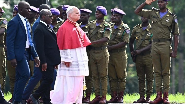Il Papa � arrivato a Yaound�, comincia la visita in Camerun