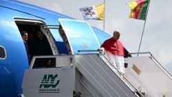 ലിയോ പതിനാലാമൻ പാപ്പാ കാമറൂണിലെ യൗന്തേ ൻസിമാലൻ അന്താരാഷ്ട്രവിമാനത്താവളത്തിലേക്ക് ഇറങ്ങുന്നു