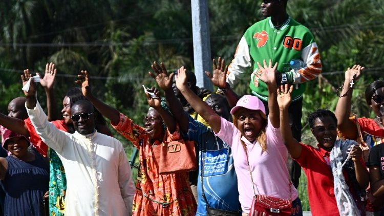 Une foule en joie aux abords de la route, accueille le Pape