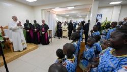 Il Papa visita un orfanotrofio a Yaound�, 'Dio non dimentica nessuno'