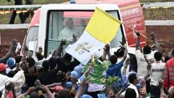 Il Papa tra i fedeli del Camerun