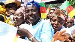 Menschen erwarten Papst Leo in Bamenda