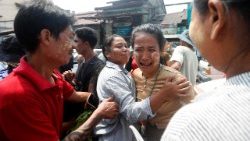 Uma prisioneira libertada cumprimenta parentes e amigos do lado de fora da prisão de Insein, em Yangon, Mianmar