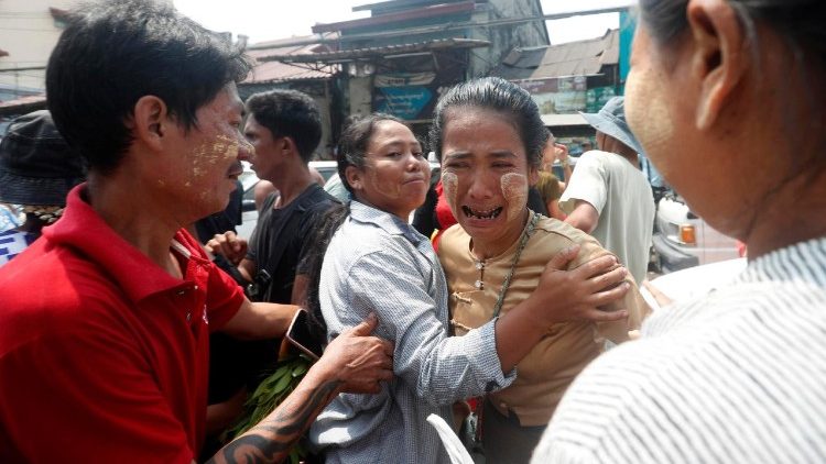 Uma prisioneira libertada cumprimenta parentes e amigos do lado de fora da prisão de Insein, em Yangon, Mianmar