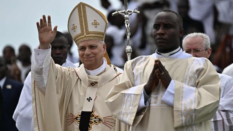 Lev XIV. při mši svaté na stadionu Japoma v Douale 