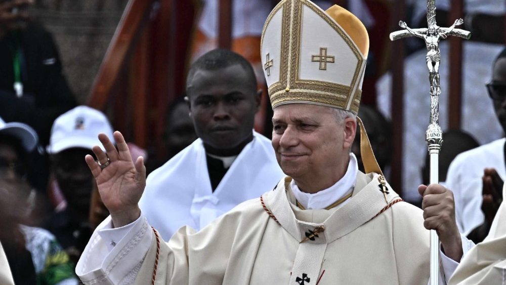 Святая Імша на стадыёне ў Дуале (Камерун)