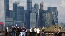 Pessoas visitam o mirante em Vorobyovy gory (Colinas dos Pardais), com o prédio principal do Ministério das Relações Exteriores da Rússia, em 17 de abril de 2026. EPA/MAXIM SHIPENKOV