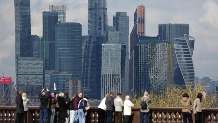 Pessoas visitam o mirante em Vorobyovy gory (Colinas dos Pardais), com o prédio principal do Ministério das Relações Exteriores da Rússia, em 17 de abril de 2026. EPA/MAXIM SHIPENKOV