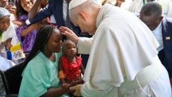 Il Papa ha visitato l'ospedale cattolico a Douala
