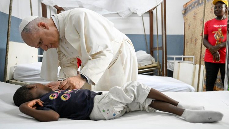 Il Papa ha visitato l'ospedale cattolico a Douala