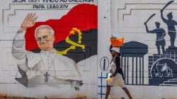 Мурал з выявай Папы Льва XIV і прывітальнымі словамі на фоне нацыянальных сімвалаў Анголы ў горадзе Казенга