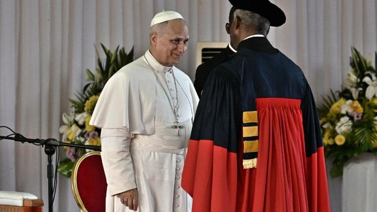 Papa Le&atilde;o XIV durante encontro com o mundo universit&aacute;rio na Universidade Cat&oacute;lica da &Aacute;frica Central, em Iaund&ecirc;