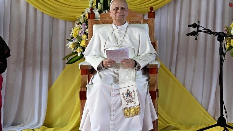 Papa Le&atilde;o XIV durante encontro com o mundo universit&aacute;rio na Universidade Cat&oacute;lica da &Aacute;frica Central, em Iaund&ecirc;