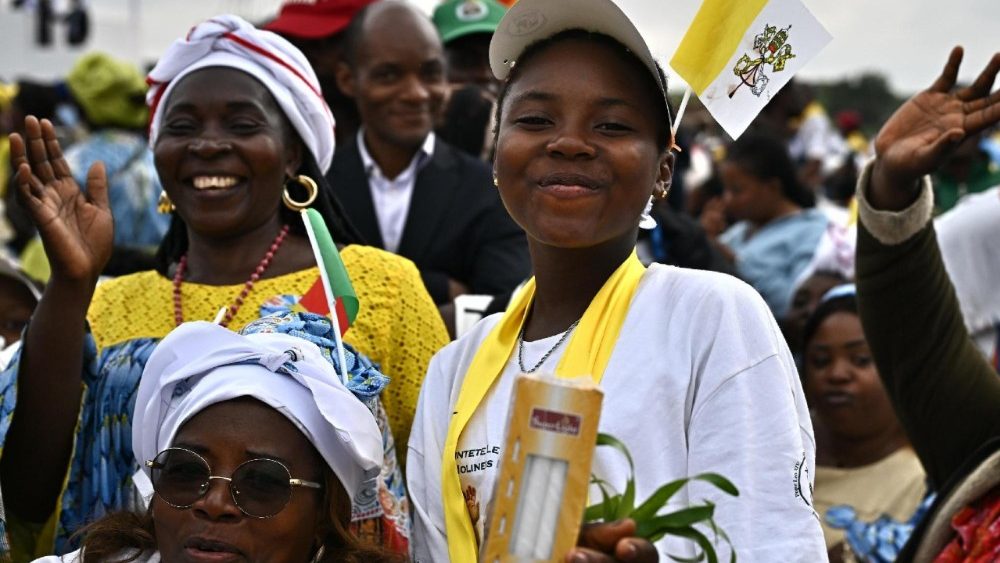 Удзельнікі святой Імшы з Папам у аэрапорце Яўндэ