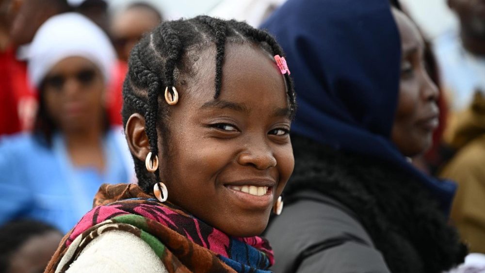 Удзельнікі святой Імшы з Папам у аэрапорце Яўндэ