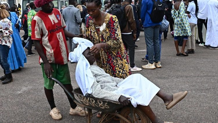 Eine gehbehinderte Frau wird zur Messe gefahren