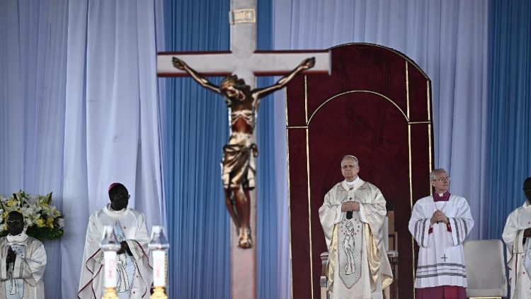 Il Papa, la fede non � separata dall'impegno sociale