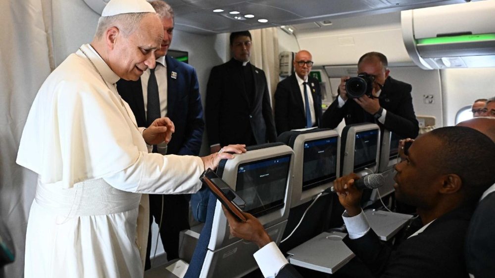 Папа падчас брыфінгу з журналістамі