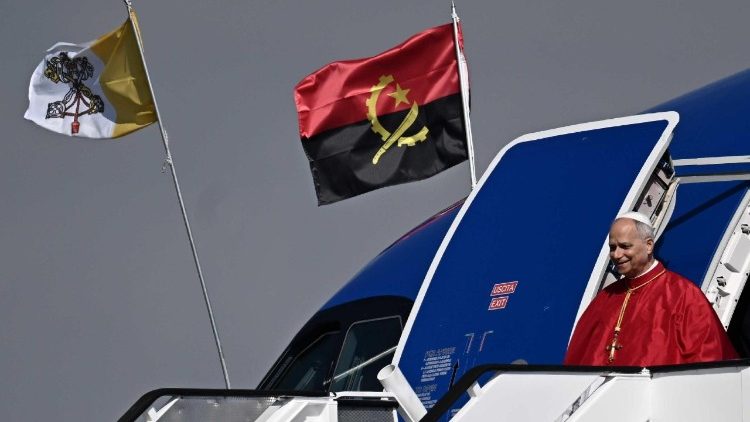 Lev XIV. vychází z letadla na mezinárodním letišti v Luandě
