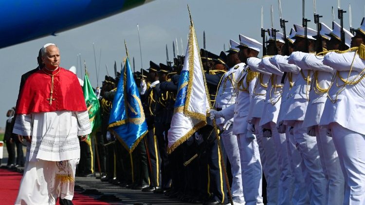 Nghi thức ch&agrave;o đ&oacute;n Đức Th&aacute;nh Cha L&ecirc;&ocirc; XIV tại S&acirc;n bay quốc tế Luanda, Angola, ng&agrave;y 18.04.2026.