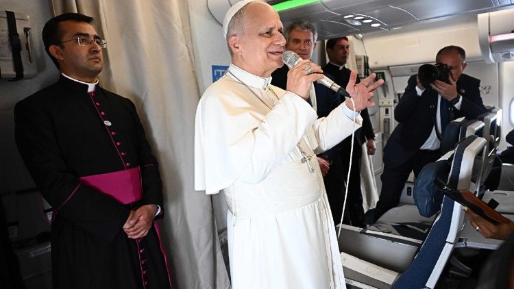 Papa Leon în avion, salutându-i pe jurnaliștii care îl însoțesc în călătoria apostolică (sâmbătă, 18 aprilie, de la Yaoundé la Luanda)