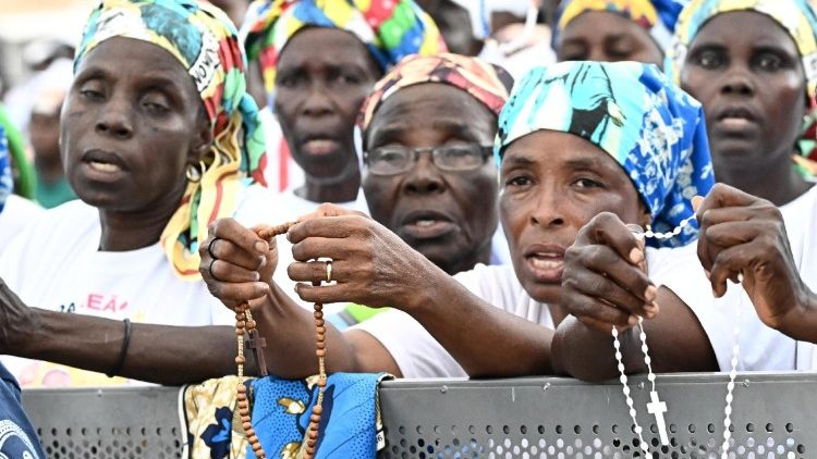 Todos juntos rezando a Nuestra Madre