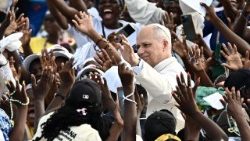 Il Papa ai giovani, 'costruite un mondo migliore senza guerre'