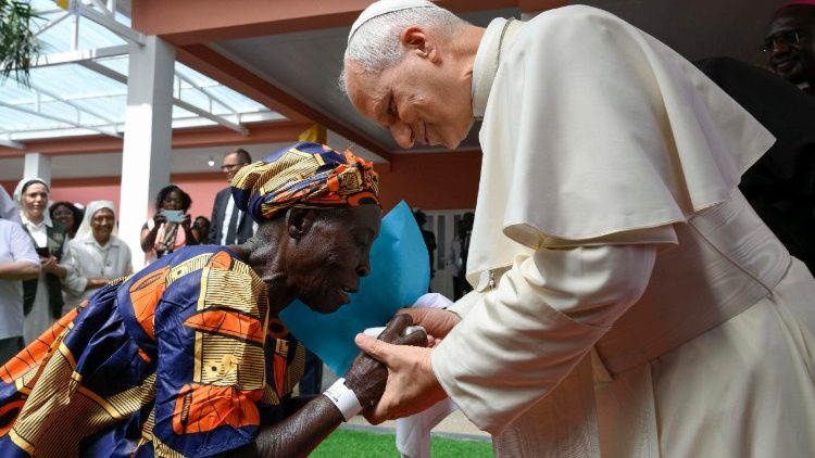 Papa Leone XIV  incontra i fedeli durante la sua visita a una casa di riposo a Saurimo, Angola, il 20 aprile 2026.