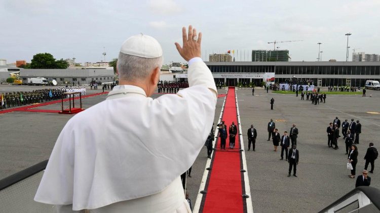 Il Papa lascia Luanda, in volo verso Malabo
