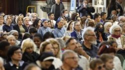 ಜಗದ್ಗುರು ಫ್ರಾನ್ಸಿಸ್ ರವರ ನಿಧನದ ಒಂದು ವರ್ಷದ ವಾರ್ಷಿಕೋತ್ಸವದ ಸ್ಮರಣಾರ್ಥ ಕಾಸಾ ಸಾಂತಾ ಮಾರ್ಟಾದಲ್ಲಿ ಸಾಮೂಹಿಕ ಪ್ರಾರ್ಥನೆ.