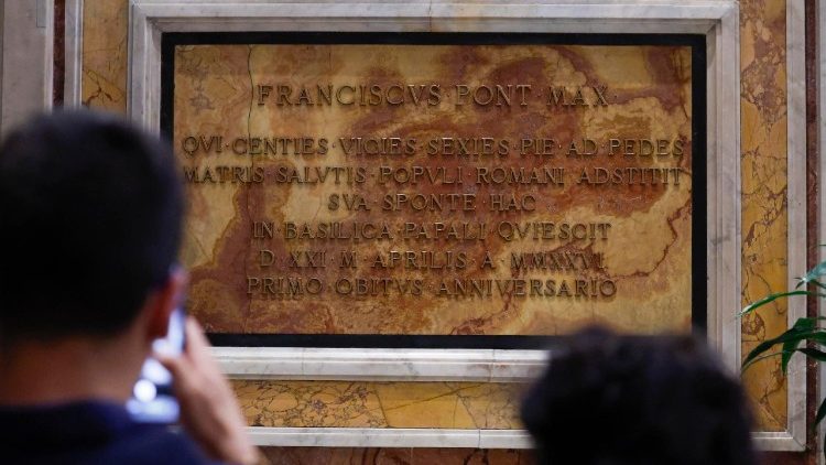 La lapide per Papa Francesco