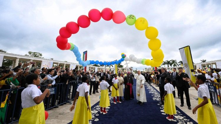 Il Papa celebra la messa nella 'San Pietro' della Guinea Equatoriale