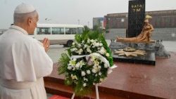 Papa Leone in preghiera al Monumento delle vittime dell�esplosione del 7 marzo 2021
