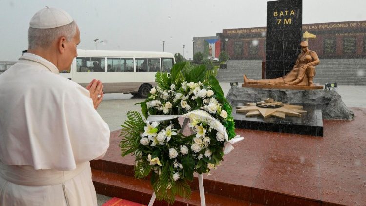 Papa Leone in preghiera al Monumento delle vittime dell�esplosione del 7 marzo 2021