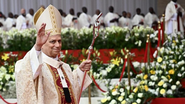 Léon XIV salue l'assemblée à la fin de le dernière messe de son voyage apostolique en Afrique