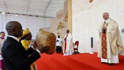 Il Papa allo stadio di Malabo per la messa, ultimo evento in Africa
