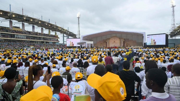 Fiéis durante a missa em Malabo