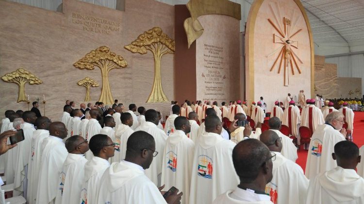 Sacerdotes durante a missa celebrada pelo Papa em Malabo