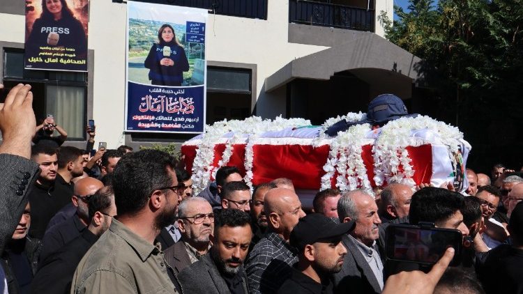O funeral de Amal Khalil, a jornalista libanesa morta em 22 de abril durante um ataque israelense.