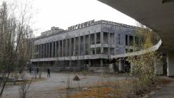 Visitatori nella città abbandonata di Prypyat, vicino a Chernobyl