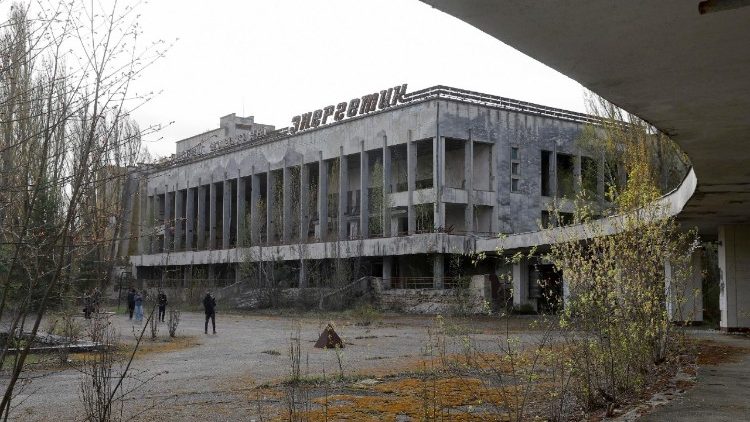 Visitatori nella città abbandonata di Prypyat, vicino a Chernobyl