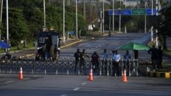 Funzionari pakistani montano la guardia a un checkpoint in vista dei colloqui di pace tra Stati Uniti e Iran previsti a Islamabad