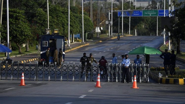  Funzionari pakistani montano la guardia a un checkpoint in vista dei colloqui di pace tra Stati Uniti e Iran previsti a Islamabad