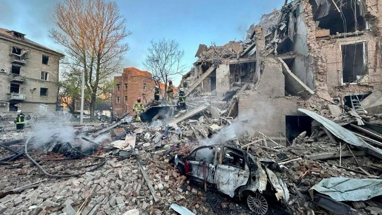 Ukraine report. EPA/Dnipropetrovsk Regional Military Administration   Uma foto divulgada pela Administra&ccedil;&atilde;o Militar Regional de Dnipropetrovsk mostra equipes de resgate ucranianas trabalhando no local de um ataque russo a uma &aacute;rea residencial em Dnipro, Ucr&acirc;nia, em 25 de abril de 2026, em meio &agrave; invas&atilde;o russa em curso. Pelo menos 4 pessoas morreram e mais de 30 ficaram feridas no ataque noturno &agrave; Ucr&acirc;nia. EPA/Dnipropetrovsk Regional Military Administration 